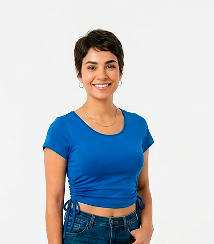 Blusa azul mangas cortas y tiras de adorno.
