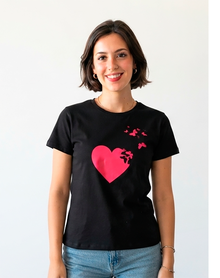 Camiseta mujer, negra, corazón rojo y mariposas