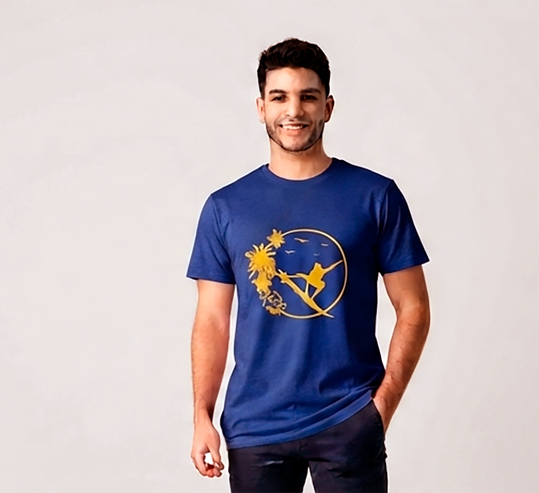 Camiseta Hombre, azul, mangas cortas, joven surfiando